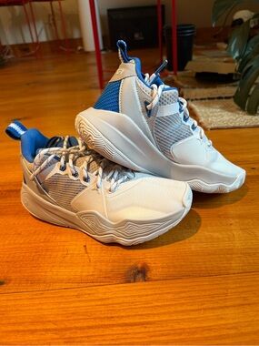 And1 Kids Basketball Sneakers in White & Blue